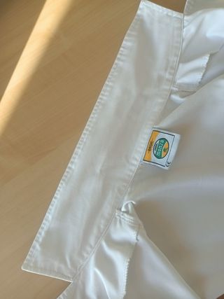 Bata blanca con detalles de colores