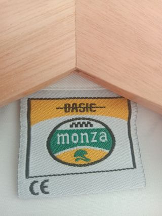 Bata blanca con detalles de colores