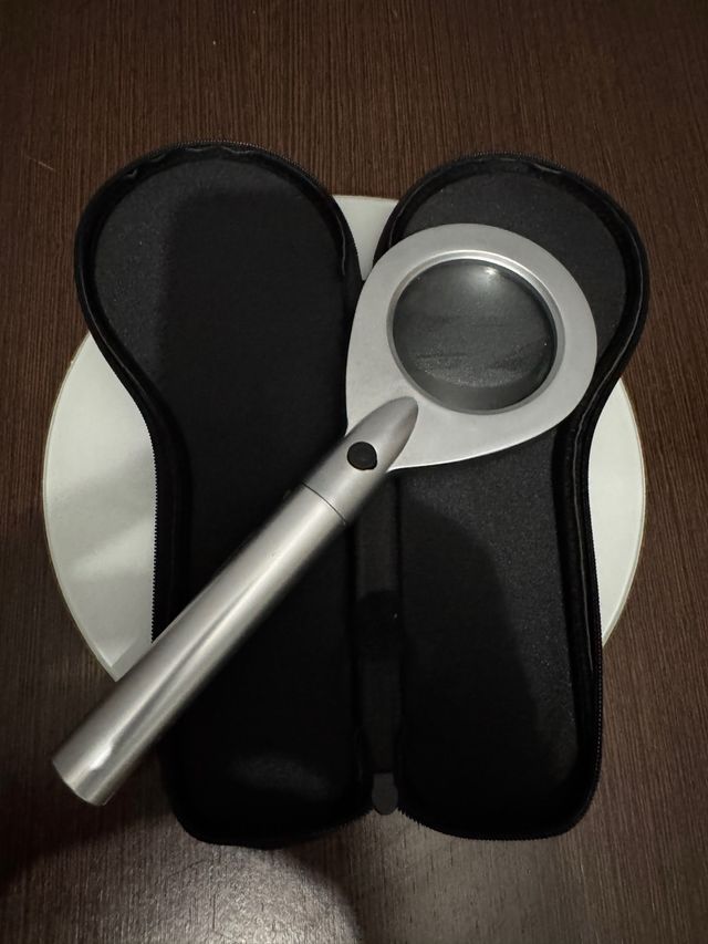 Lente d'ingrandimento con luce LED e custodia