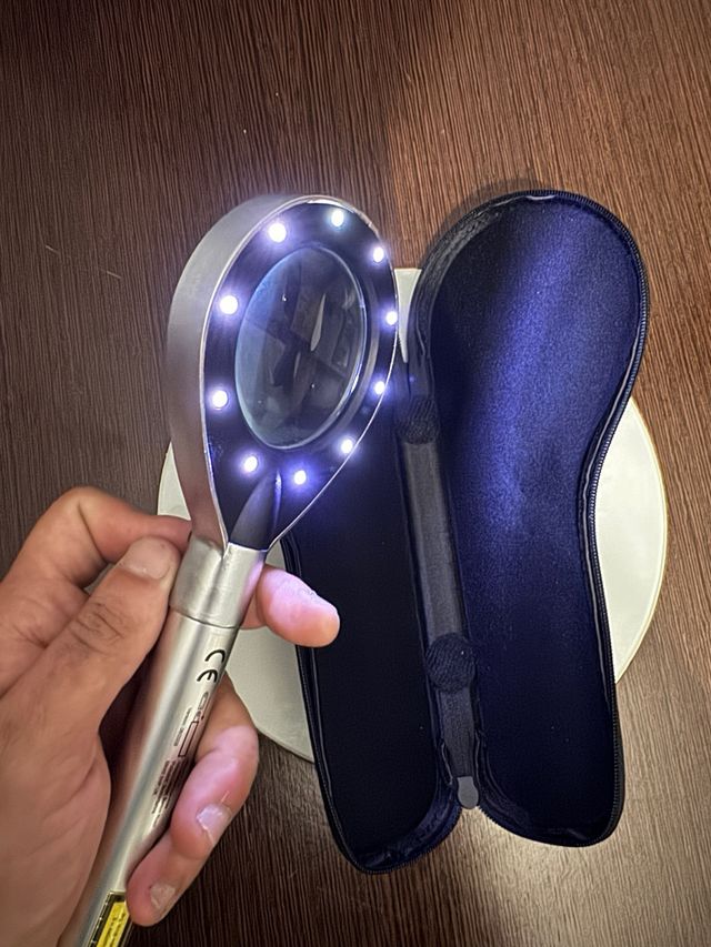 Lente d'ingrandimento con luce LED e custodia