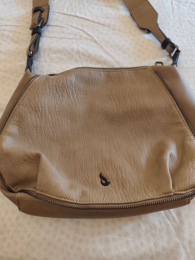 Bolso de piel beige y marrón