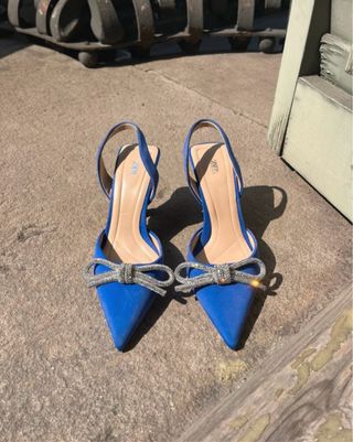 Sandalias azules con tacón y lazo Cenicienta
