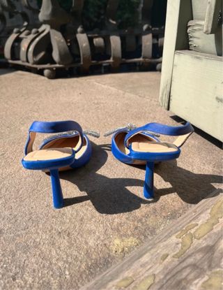 Sandalias azules con tacón y lazo Cenicienta