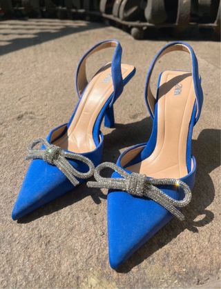 Sandalias azules con tacón y lazo Cenicienta