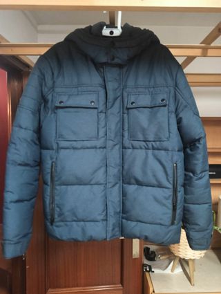 Chaquetón abrigado azul oscuro con capucha
