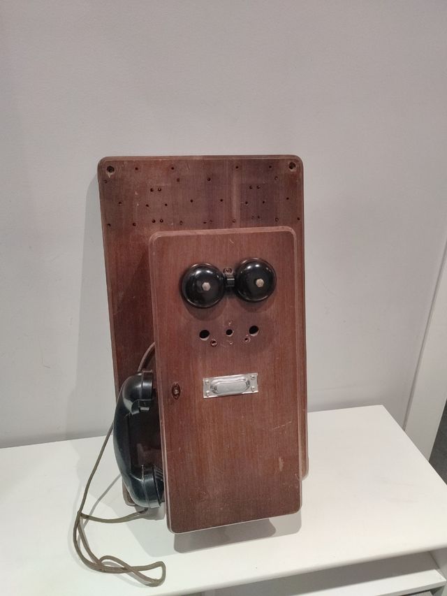 Teléfono antiguo de pared madera