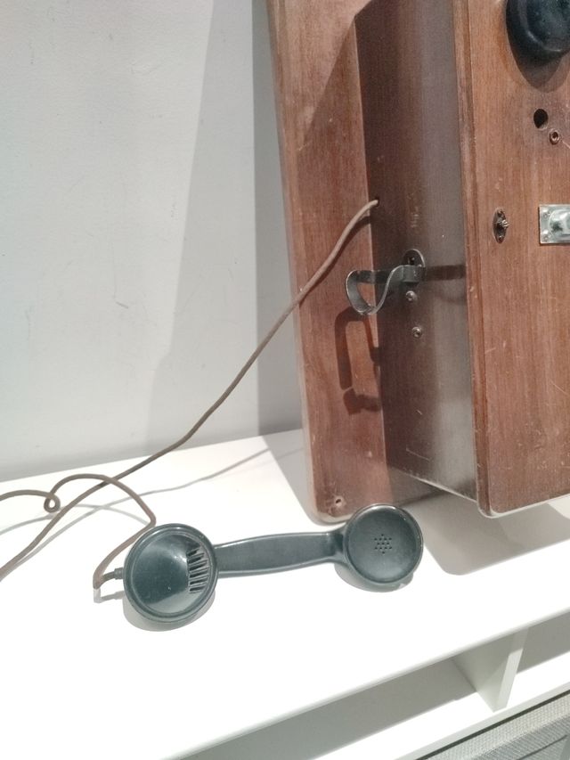 Teléfono antiguo de pared madera