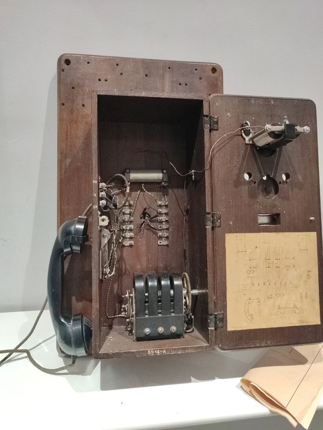 Teléfono antiguo de pared madera