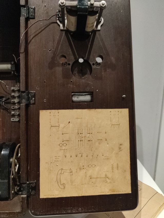 Teléfono antiguo de pared madera