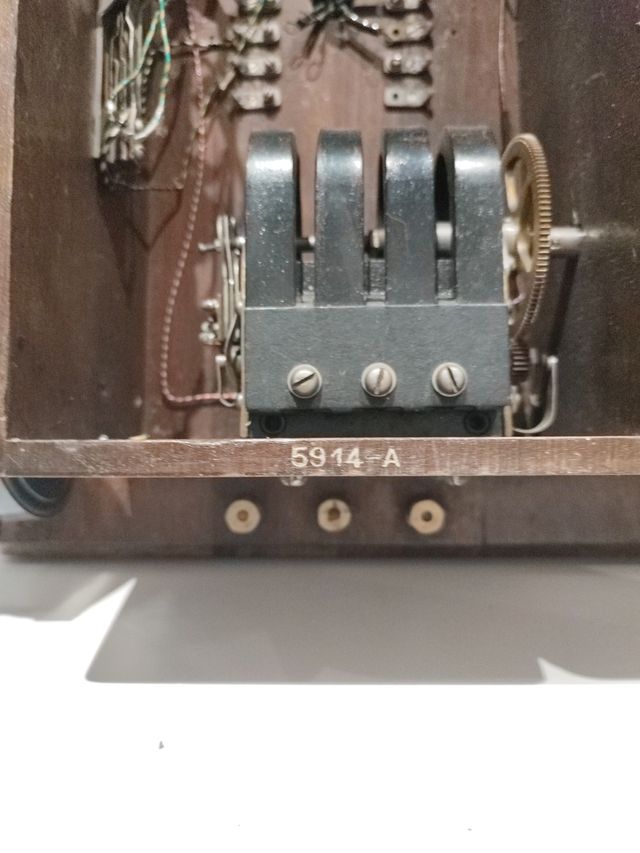 Teléfono antiguo de pared madera