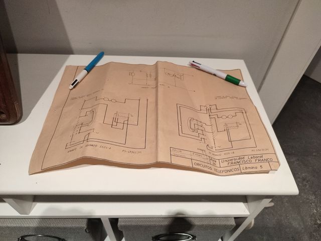 Teléfono antiguo de pared madera