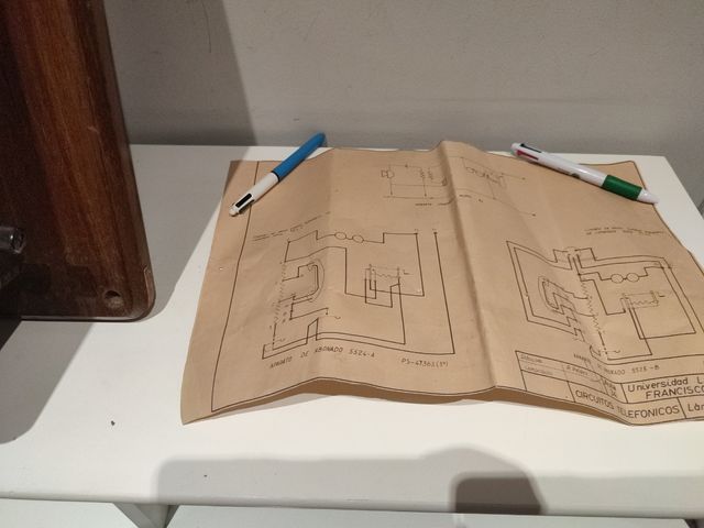 Teléfono antiguo de pared madera