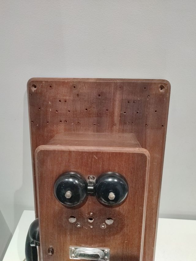 Teléfono antiguo de pared madera