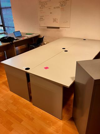 Mesa de oficina beige y gris
