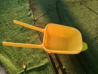 Carretilla amarilla de plástico