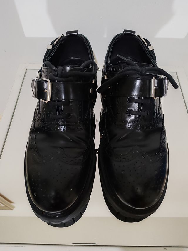 Zapatos de vestir negros con hebillas tipo rockero