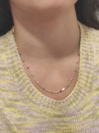 Collar de cuentas de colores