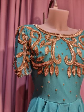 Vestido de fiesta con pedrería y lentejuelas