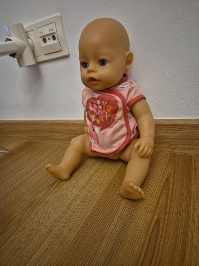 Muñeca tipo Nenuco o Baby Born