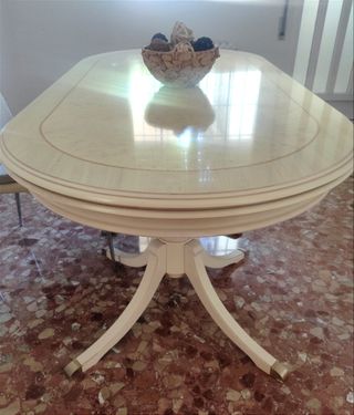 Mesa de comedor ampliable. 