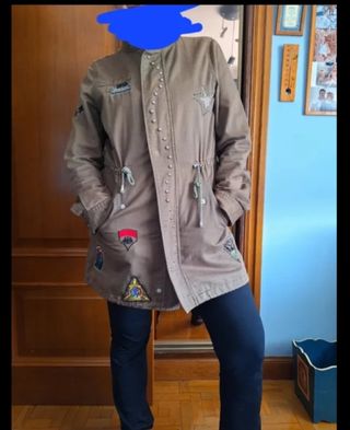 Parka beige con parches y tachuelas
