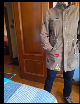 Parka beige con parches y tachuelas