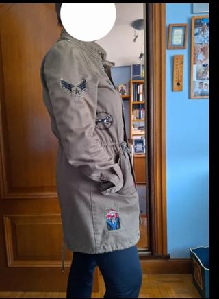 Parka beige con parches y tachuelas