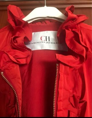 Gabardina Carolina Herrera Roja