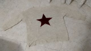 Jersey de lana beige con estrella roja