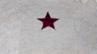Jersey de lana beige con estrella roja