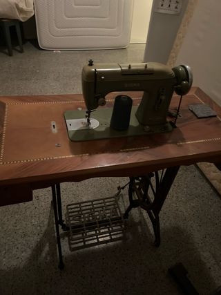Máquina de coser SIGMA antigua con mueble
