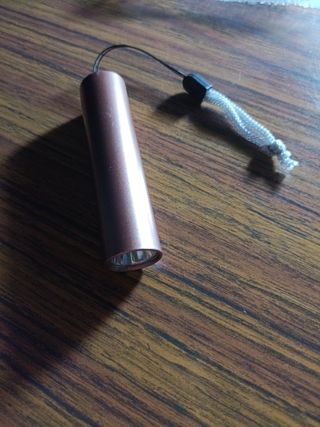 Mini linterna LED con cordón