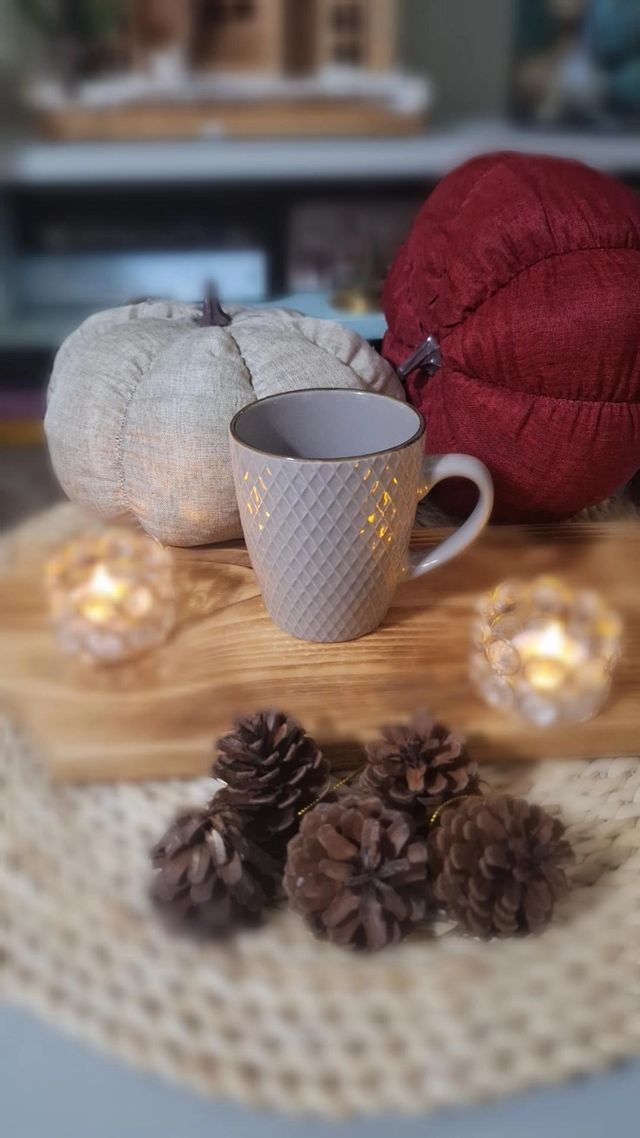 Taza beig con relieve