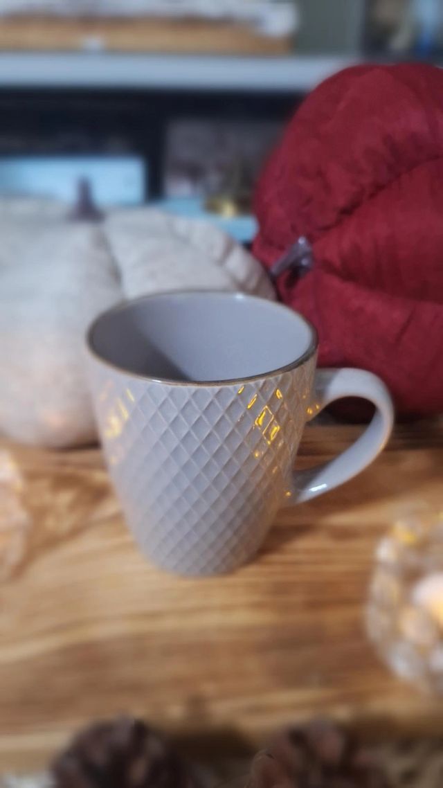 Taza beig con relieve