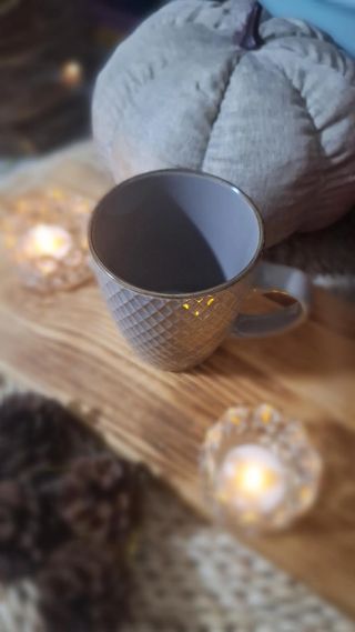 Taza beig  con relieve