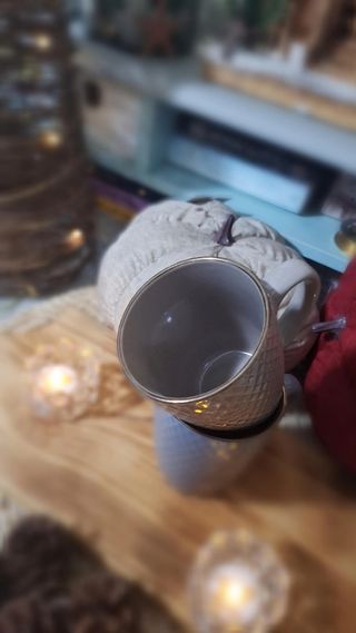 Taza beig  con relieve