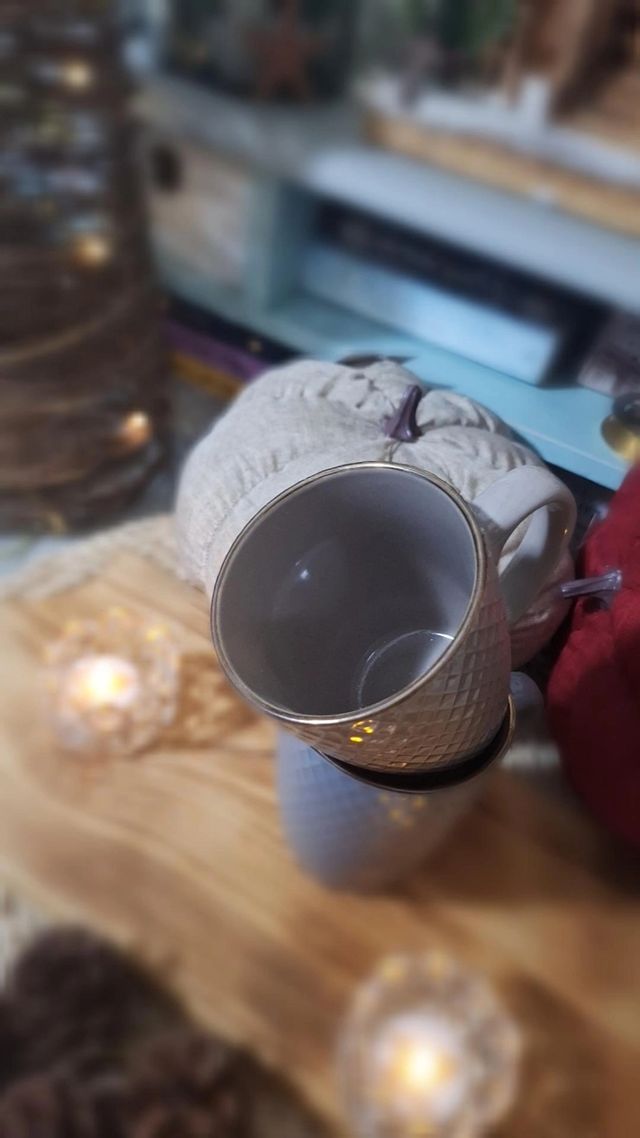 Taza beig con relieve