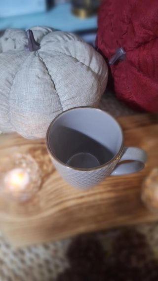 Taza beig  con relieve