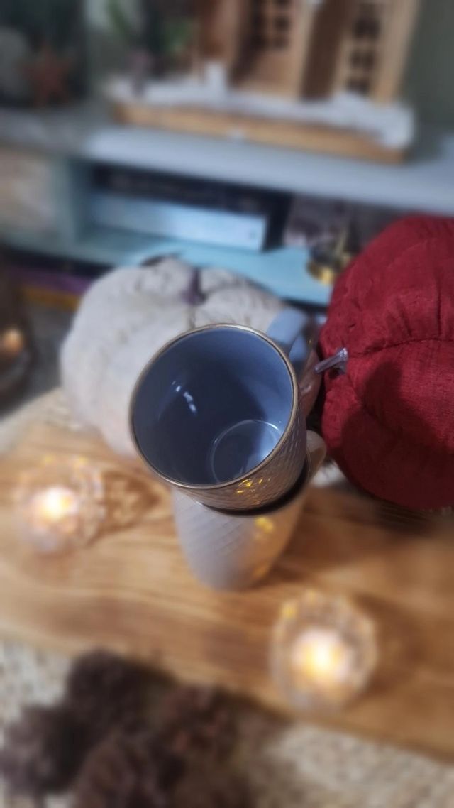 Taza gris con relieve