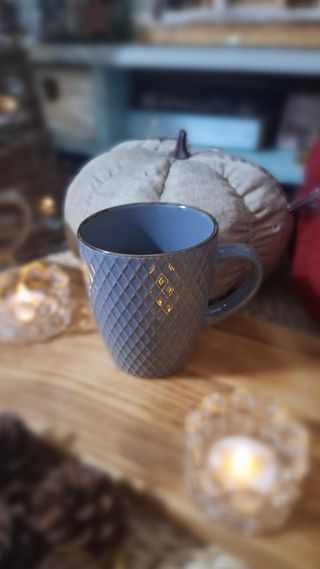 Taza gris con relieve