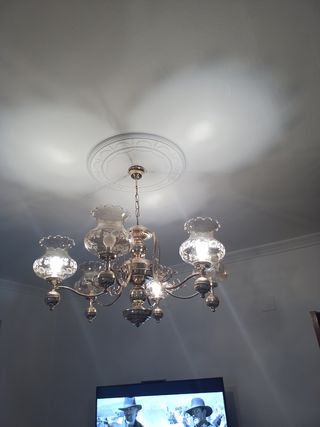 Lámpara de salón dorada y transparente