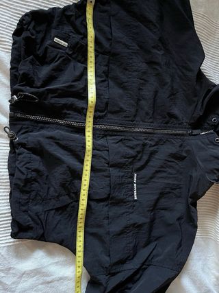 chubasquero bershka Talla S