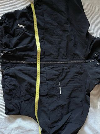 chubasquero bershka Talla S