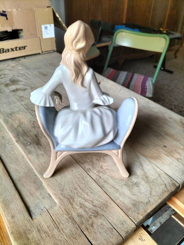 Figura de porcelana sentada banqueta ,chica boda.