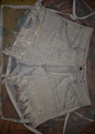 Pantalón corto vaquero desgastado