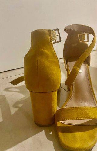Sandalias tacón amarillo talla 38