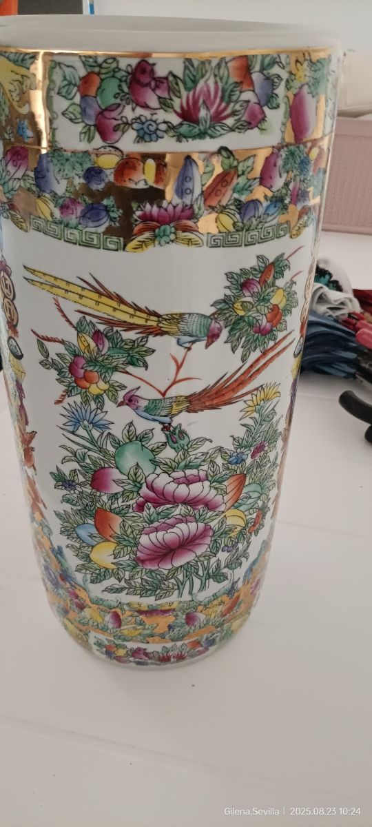 Jarrón de cerámica pintado a mano