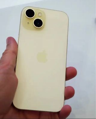 iPhone 15 128GB Amarillo, el color parece blanco