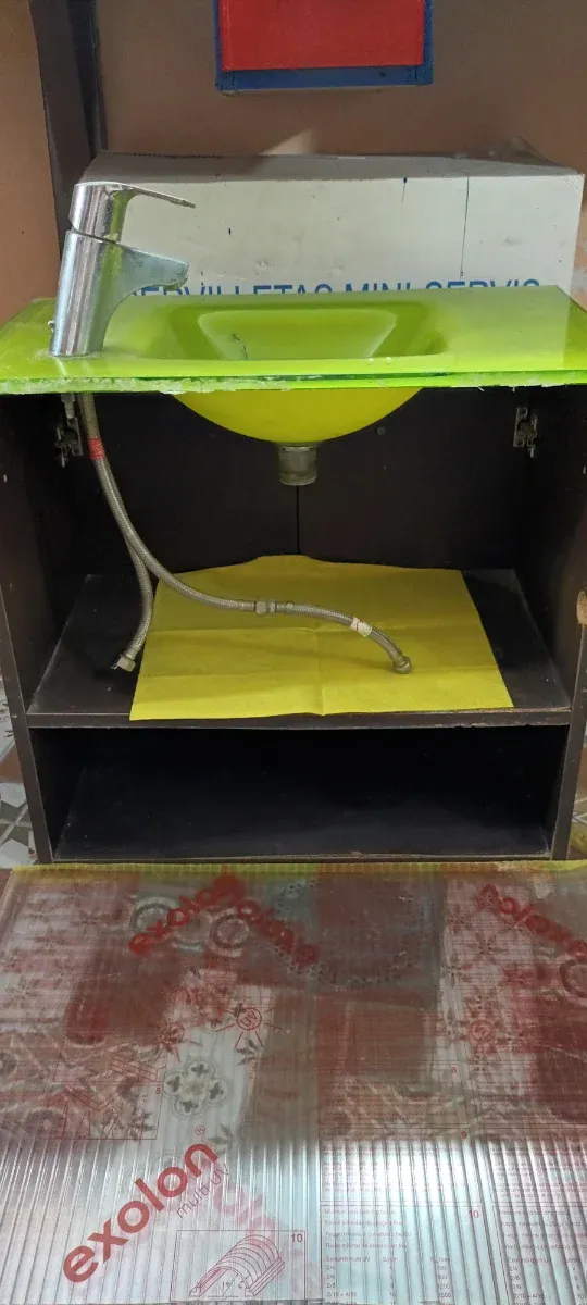 Lavabo moderno cristal verde y mueble madera