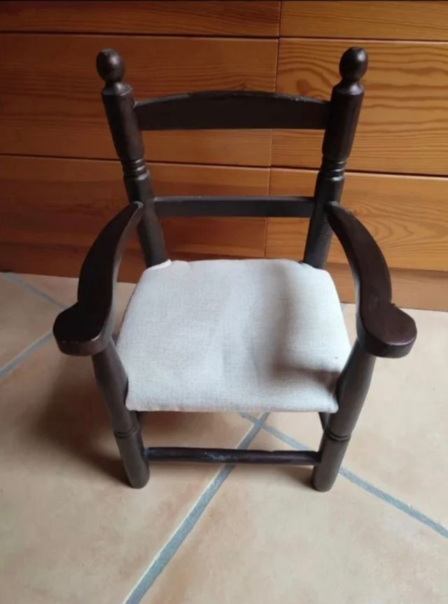Silla infantil antigua de madera